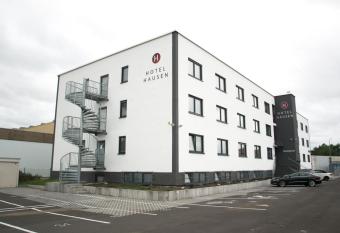 Hotel Hausen Obertshausen Frankfurt allows 18 year olds to book a room