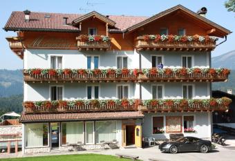 Albergo Miramonti has Balcony rooms