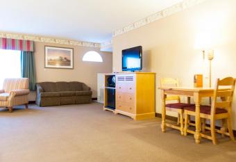 Country Inn & Suites by Radisson, Cedar Falls, IA has rooms with a private hot tub