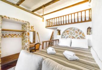 Limeri Traditional Guest House has rooms with a private hot tub