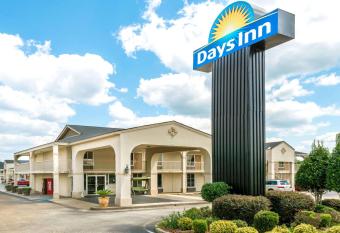 Days Inn by Wyndham Shorter has Smoking rooms