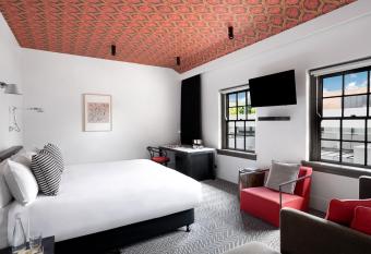 Peppers Gallery Hotel allows 18 year olds to book a room