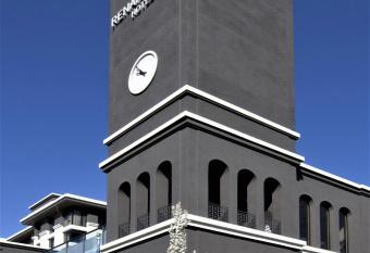 Renaissance Reno Downtown Hotel & Spa has rooms with a private hot tub