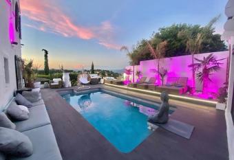 Bastide de la joie de vivre allows 18 year olds to book a room