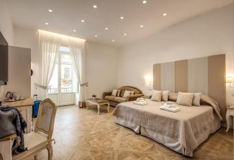 Sorrento Square Suites has Balcony rooms