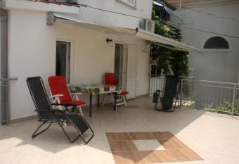 Apartman Elena has Smoking/Balcony rooms