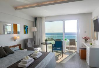 Melissi Beach Hotel & Spa has rooms with a private hot tub