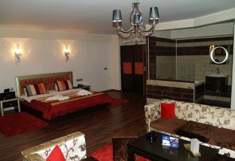 Kornilios Palace has rooms with a private hot tub