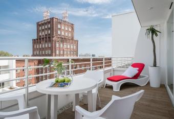 AbsyntApart Market Square Wroclaw allows 18 year olds to book a room