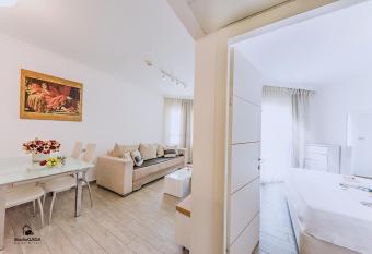 Kings Towers Apartments has Balcony rooms