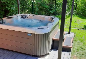 R  sidence Les Rives de la Fecht - Colmar Ouest has rooms with a private hot tub