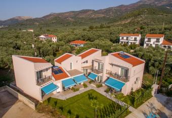 Yalos Beach Maisonettes has Balcony rooms