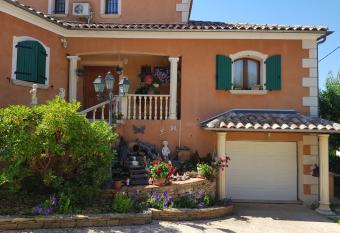 Casa das Oliveiras allows 18 year olds to book a room