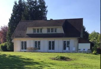 Chambre allows 18 year olds to book a room