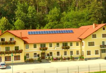 Gasthof zur Bruthenne has Balcony rooms