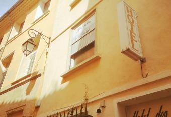 Hotel des Arts allows 18 year olds to book a room