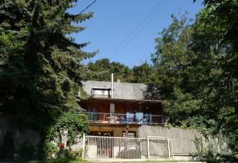 SZARVASK   NYARAL  / DEER ROCK COTTAGE allows 18 year olds to book a room