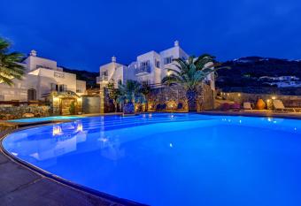 Makis Place has Balcony rooms