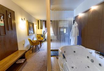 Boutique Hotel L do Rado has rooms with a private hot tub