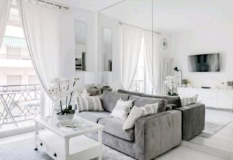 PALAIS MIRAMAR CROISETTE APART 1 MIN CARLTON has Balcony rooms