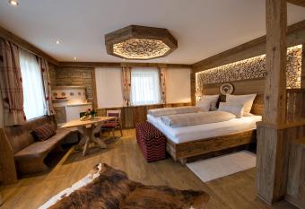 Wellness-Hotel ADLER has rooms with a private hot tub