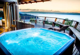Resort Ref  gio do Estaleiro has rooms with a private hot tub