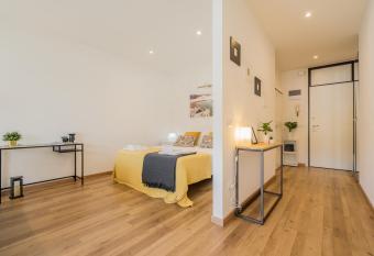 Linda s House has rooms with a private hot tub