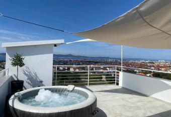 Wellness Apartments Sunset has rooms with a private hot tub