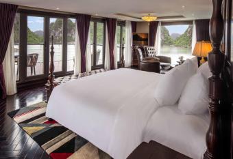 Ambassador Halong Cruise has rooms with a private hot tub