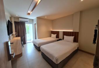 The Phoenix Hotel Bangkok - Suvarnabhumi Airport has Balcony rooms