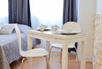 Nice Flat Ramblas Centre Toulouse allows 18 year olds to book a room