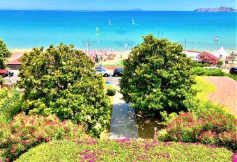 Villa Magnolia allows 18 year olds to book a room