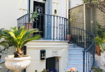 Villa Saint Hubert allows 18 year olds to book a room