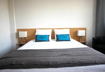 H  tel la R  gie allows 18 year olds to book a room