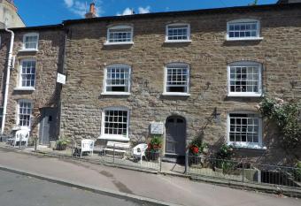 The Whitehouse Ross-On-Wye allows 18 year olds to book a room