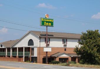 Economy Inn - Statesville has rooms with a private hot tub