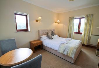 Llety Ceiro Guesthouse has rooms with a private hot tub