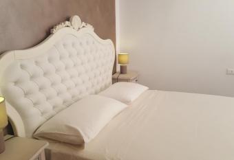 Residenza Via Rocca Tre allows 18 year olds to book a room