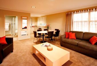 TOWER JUNCTION MOTOR LODGE - Best Location - Free Pickup & Dropoff Service to Christchurch Railway Station - walking Distance to Westfield mall, Tower junction mall, Addington Raceway and Hagley Park etc allows 18 year olds to book a room