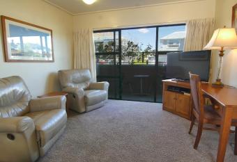 Country Glen Lodge has rooms with a private hot tub