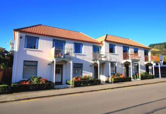 Les Troupes Apartments has Balcony rooms