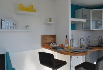 Le petit Studieux allows 18 year olds to book a room