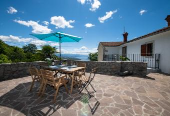 Sun&Sea House has Balcony rooms