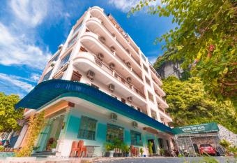 Golden Land Hotel allows 18 year olds to book a room