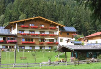 Pension Elisabeth has Balcony rooms