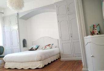 La Maison Blanche allows 18 year olds to book a room