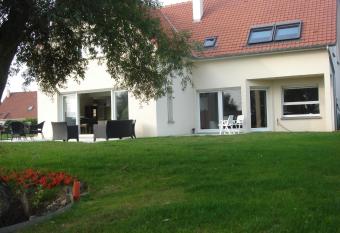 Chambres d H  tes La Villa des Hortensias allows 18 year olds to book a room