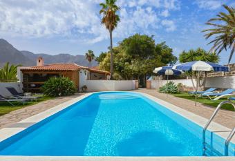 2 bedrooms house with shared pool enclosed garden and wifi at Buenavista del Norte 1 km away from the beach has Balcony rooms