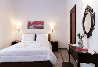 Villa Alexandra has Balcony rooms