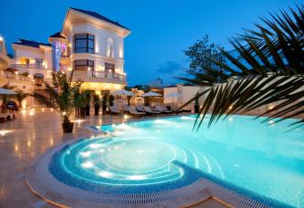 Villa Le Premier Maestro has Balcony rooms